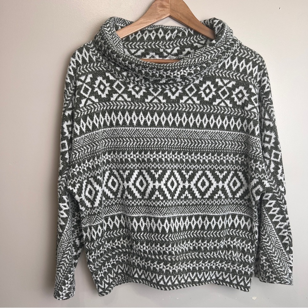 A+ Linear Geometric Gray & White Pattern Cowl Neck Sweater Size M USA EUC
